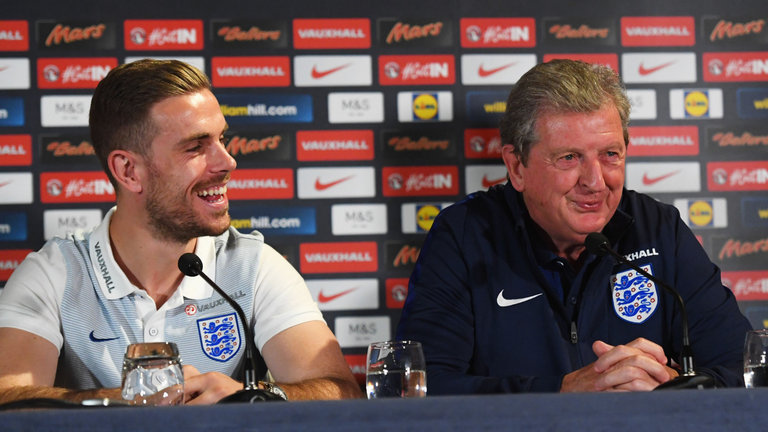 HLV Roy Hodgson (phải) trong buổi họp báo trước trận giao hữu với Australia. Ảnh: Sky Sports.